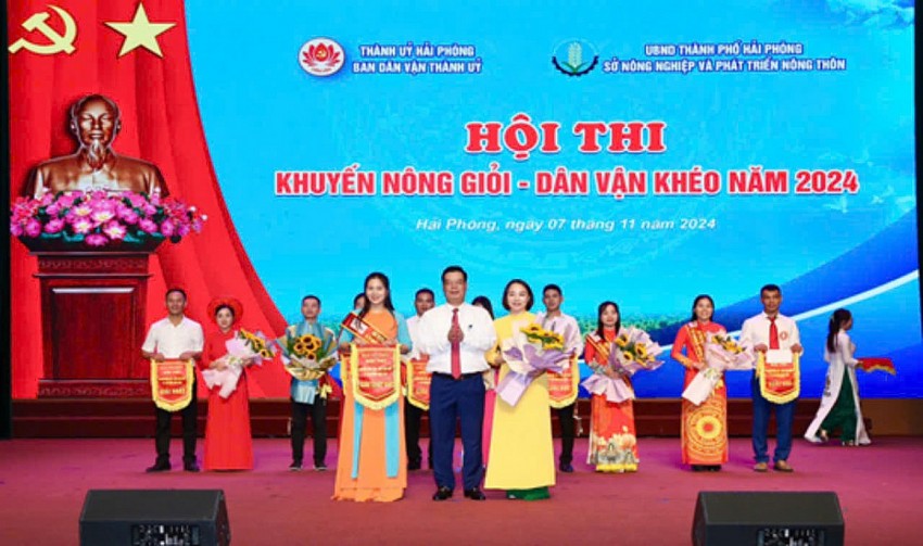 Ông Phạm Văn Thép - Ủy viên Ban Thường vụ - Trưởng ban Dân vận thành ủy trao giải xuất sắc cho đội Tiên Lãng. Ảnh nguồn internet