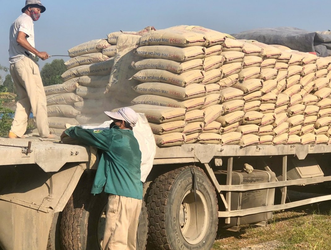 UBND xã Diễn Trung đã có hướng khắc phục việc đem xi măng cho doanh nghiệp “mượn”