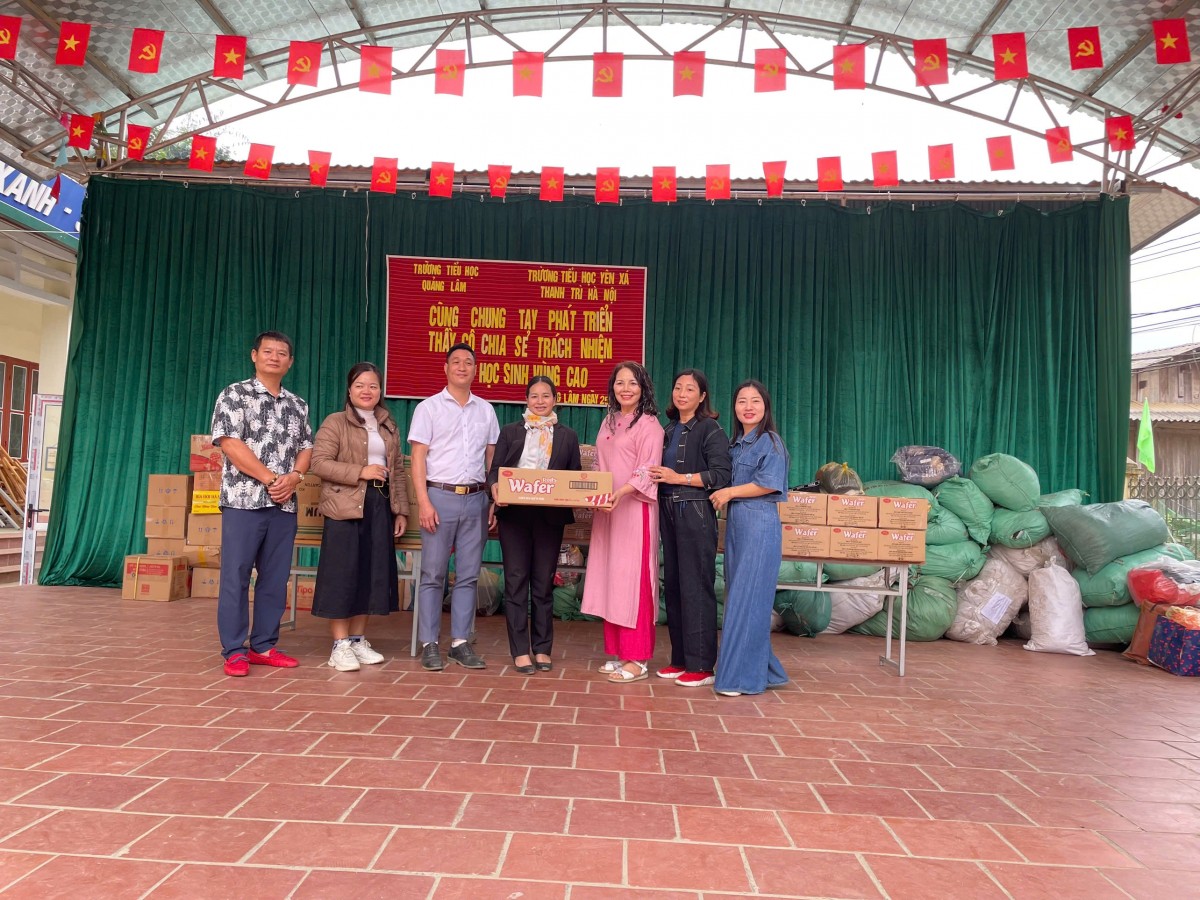 Những món quà ý nghĩa được trao tặng tới các thầy cô giáo và học sinh của Trường Tiểu học Quảng Lâm Những món quà ý nghĩa được trao tặng tới các thầy cô giáo và học sinh của Trường Tiểu học Quảng Lâm