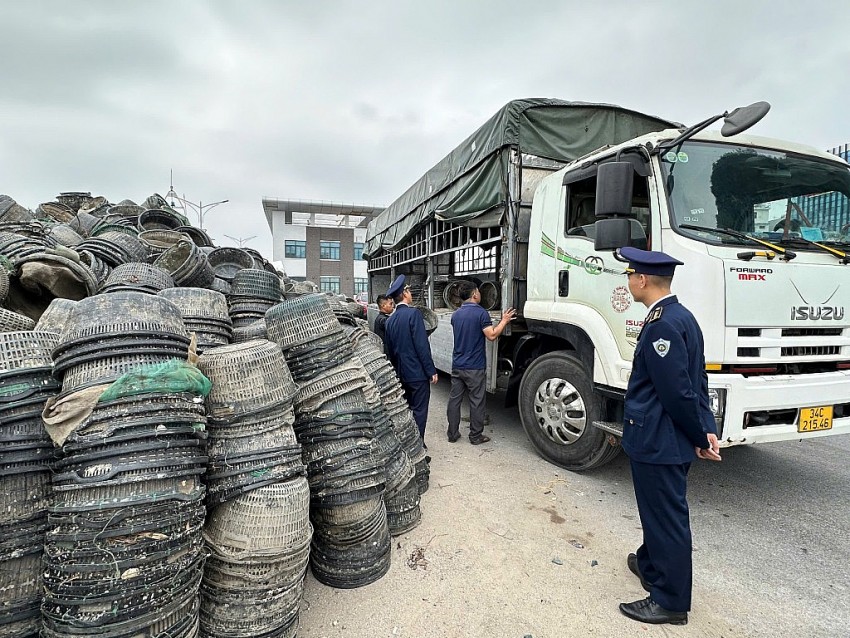 Số lồng nhựa được đưa đi tiêu hủy. Ảnh: Baoquangninh