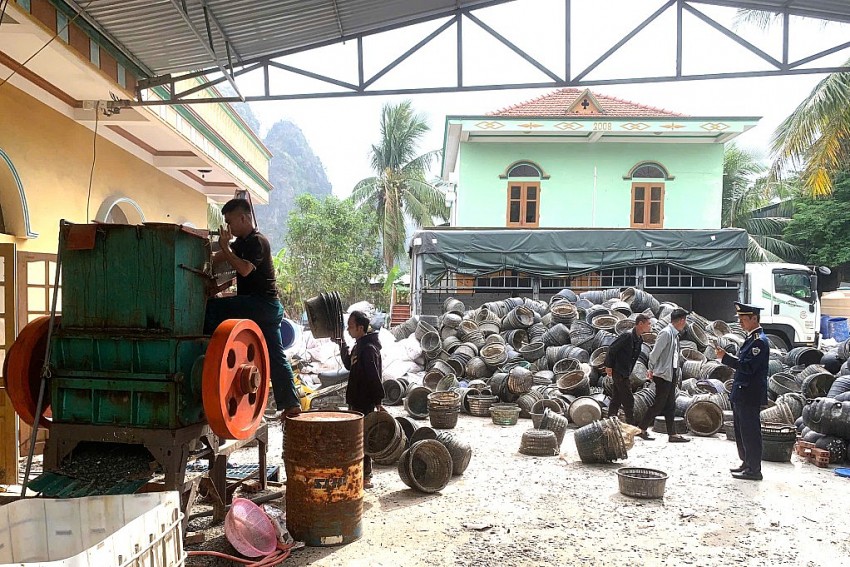 Lực lượng chức năng giám sát quá trình tiêu hủy. Ảnh: Baoquangninh