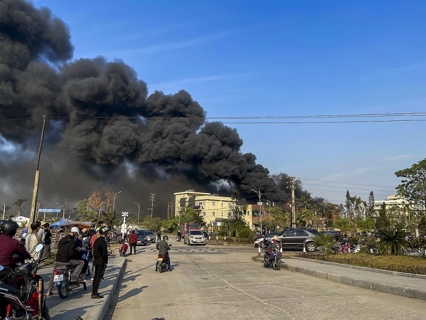 Cột khói cao dày đặc tại đám cháy. 