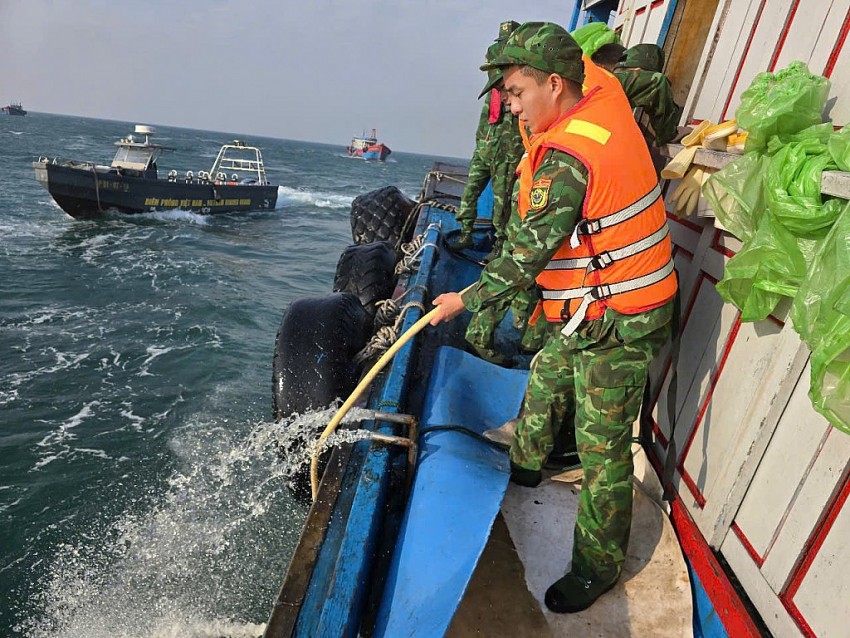 Lực lượng cứu hộ tiến hành lai dắt tàu cá bị nạn vào bờ an toàn. Ảnh: Báo quảng ninh