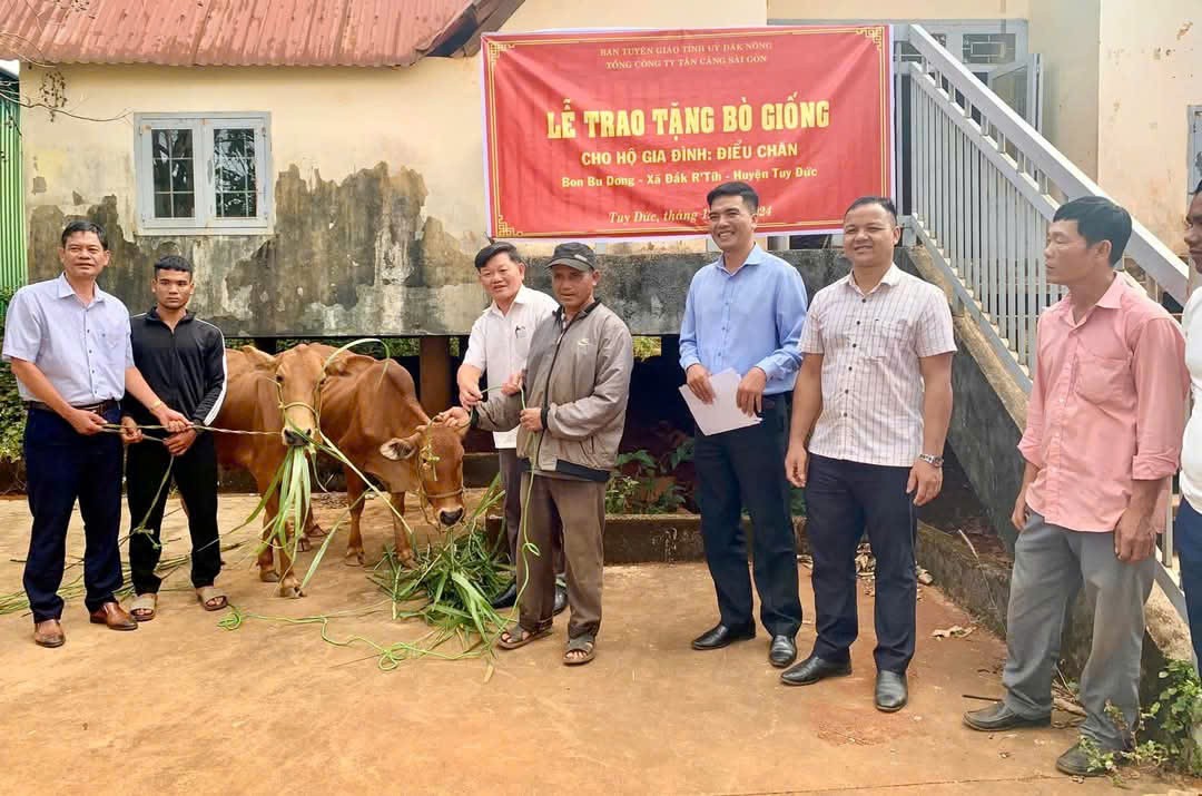 Ban Tuyên giáo Tỉnh ủy Đắk Nông tặng bò sinh sản cho hộ nghèo tại huyện Tuy Đức