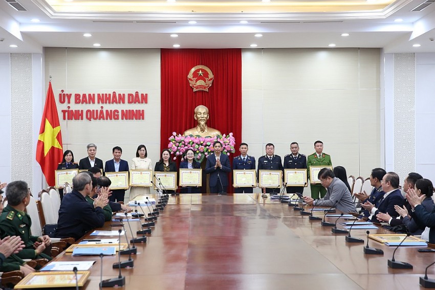 Các tập thể, cá nhân đạt thành tích xuất sắc trong công tác chống buôn lậu, gian lận thương mại và hàng giả năm 2024.