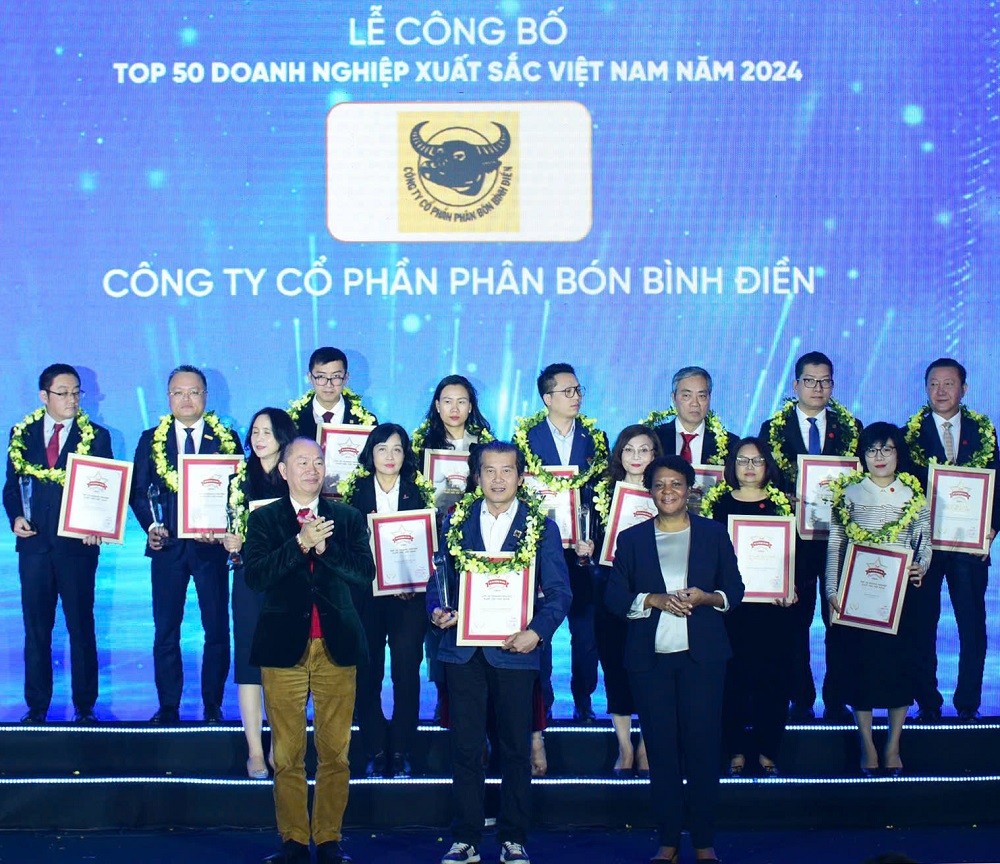 Ông Phan Văn Tâm - Phó Tổng giám đốc Công ty cổ phần Phân bón Bình Điền đại diện Công ty nhận kỷ niệm chương vinh danh Top 50 doanh nghiệp xuất sắc nhất Việt Nam năm 2024