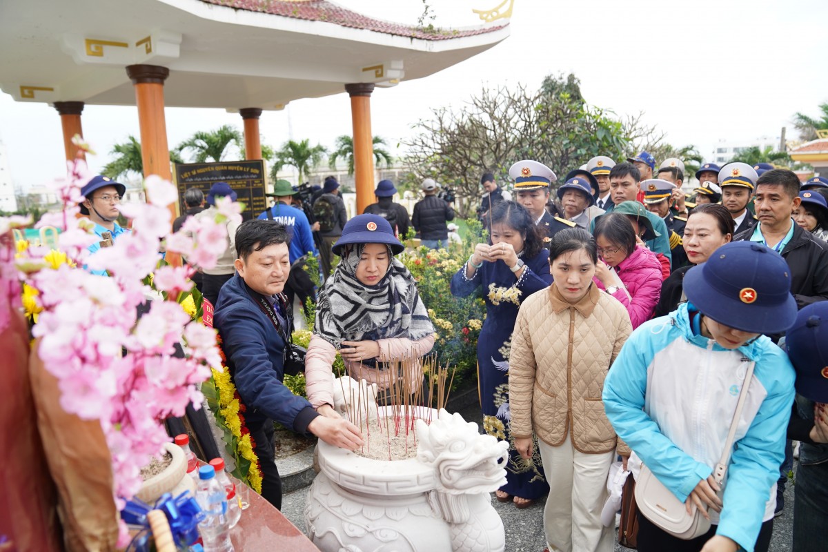 Chuyến hải trình mang Tết ra biển đảo: Ấm tình quân dân