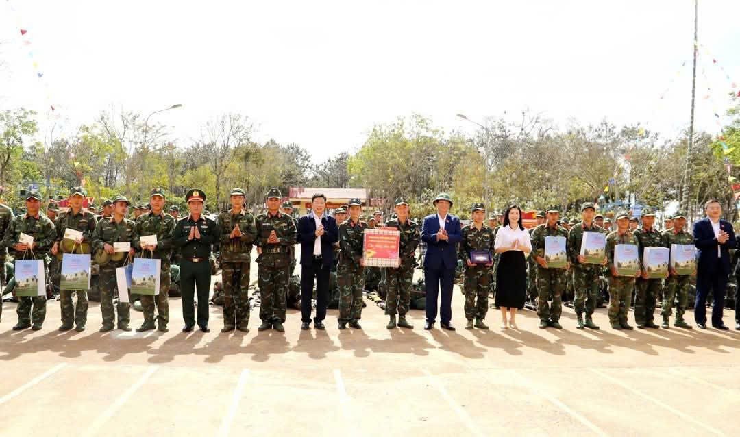 Phó Chủ tịch Quốc hội Trần Quang Phương thăm, chúc tết tại huyện Tuy Đức