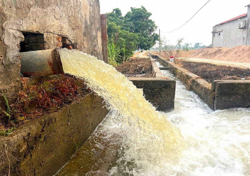 Các vẫn đang hoạt động để đưa nước từ các kênh chính vào đổ ải cho các diện tích cấy lúa. Ảnh: Báo Hải Dương