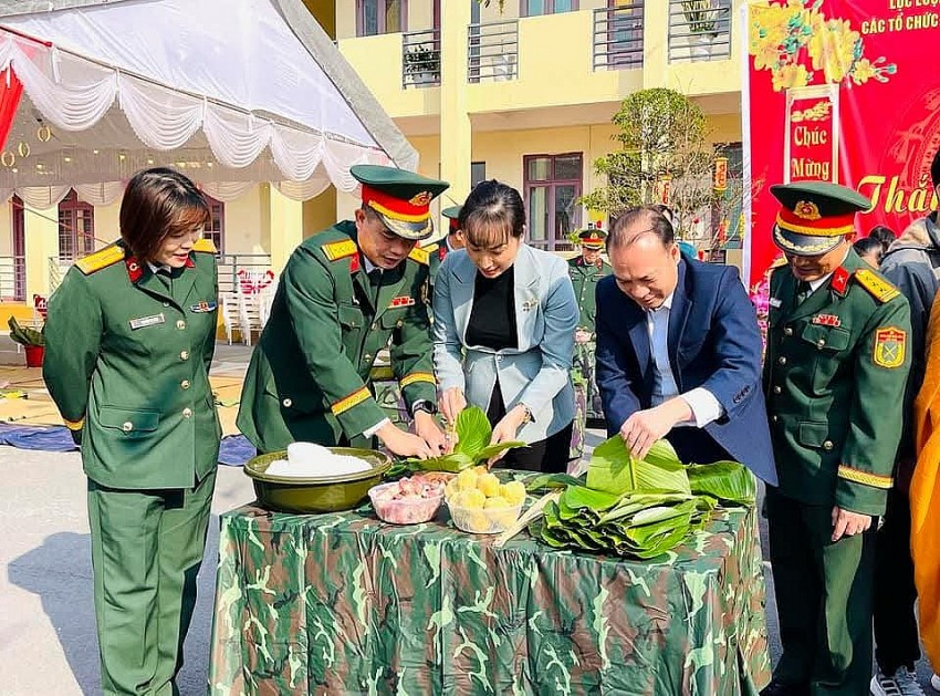 Lãnh đạo phường gói bánh chưng trao tặng người có công, trẻ em mồ côi, người khuyết tật, người mắc bệnh hiểm nghèo có hoàn cảnh đặc biệt khó khăn trên địa bàn.