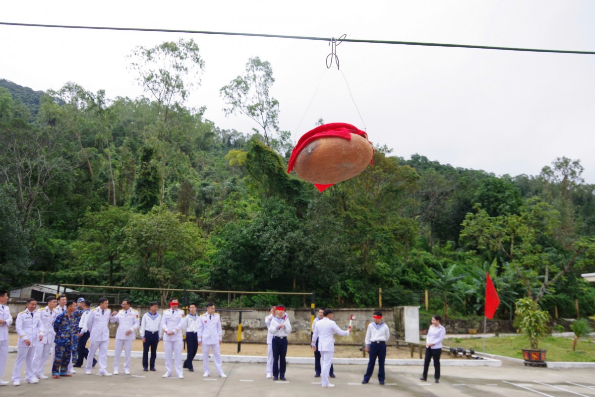 Cán bộ, chiến sĩ Vùng 3 Hải quân rộn ràng đón Xuân Ất Tỵ 2025