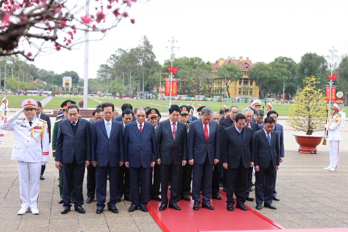 Đoàn đại biểu lãnh đạo, nguyên lãnh đạo Đảng, Nhà nước thành kính tưởng niệm Chủ tịch Hồ Chí Minh.