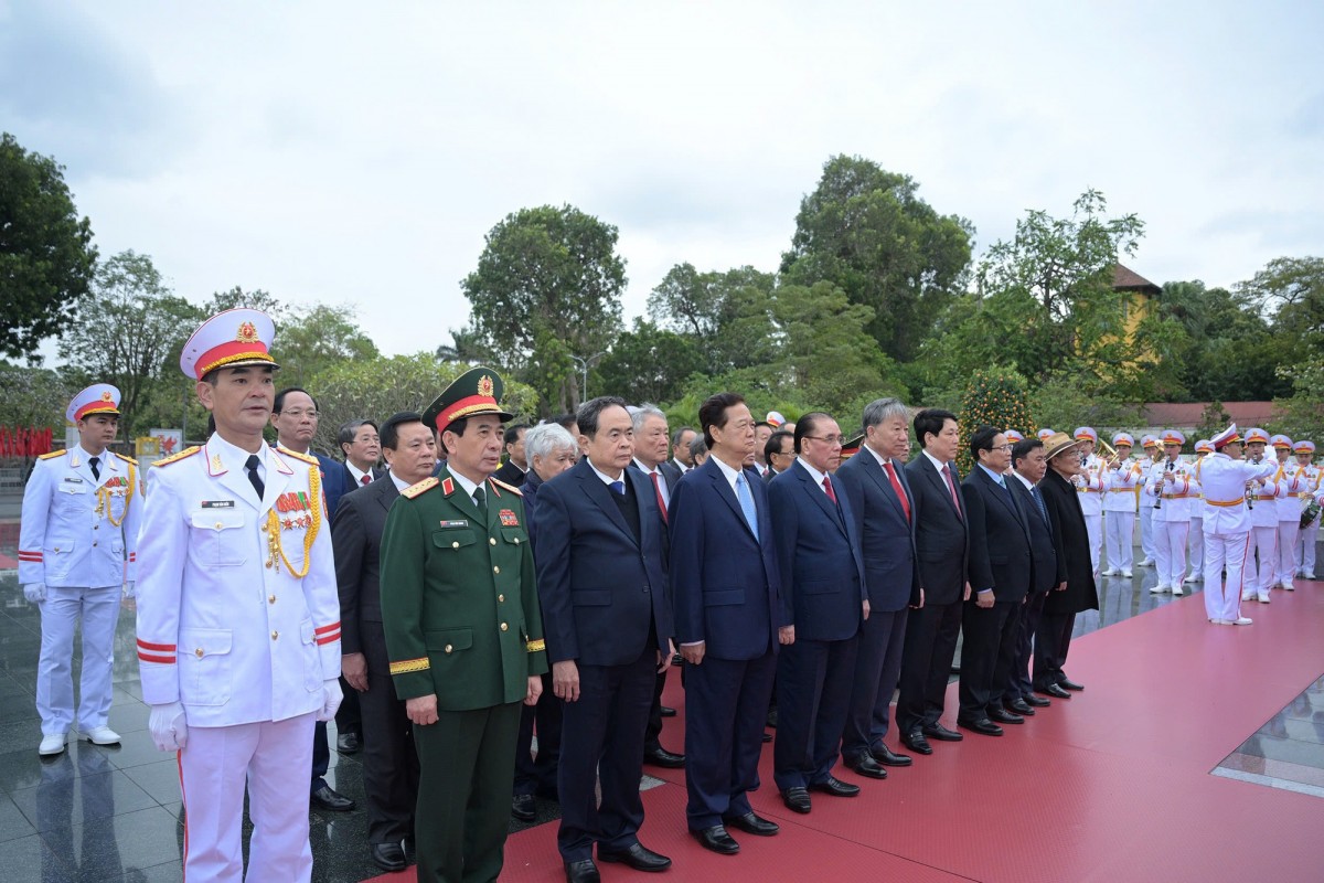 Đoàn đại biểu lãnh đạo, nguyên lãnh đạo Đảng, Nhà nước tưởng niệm các Anh hùng Liệt sĩ tại Đài tưởng niệm các Anh hùng Liệt sĩ, đường Bắc Sơn, Hà Nội