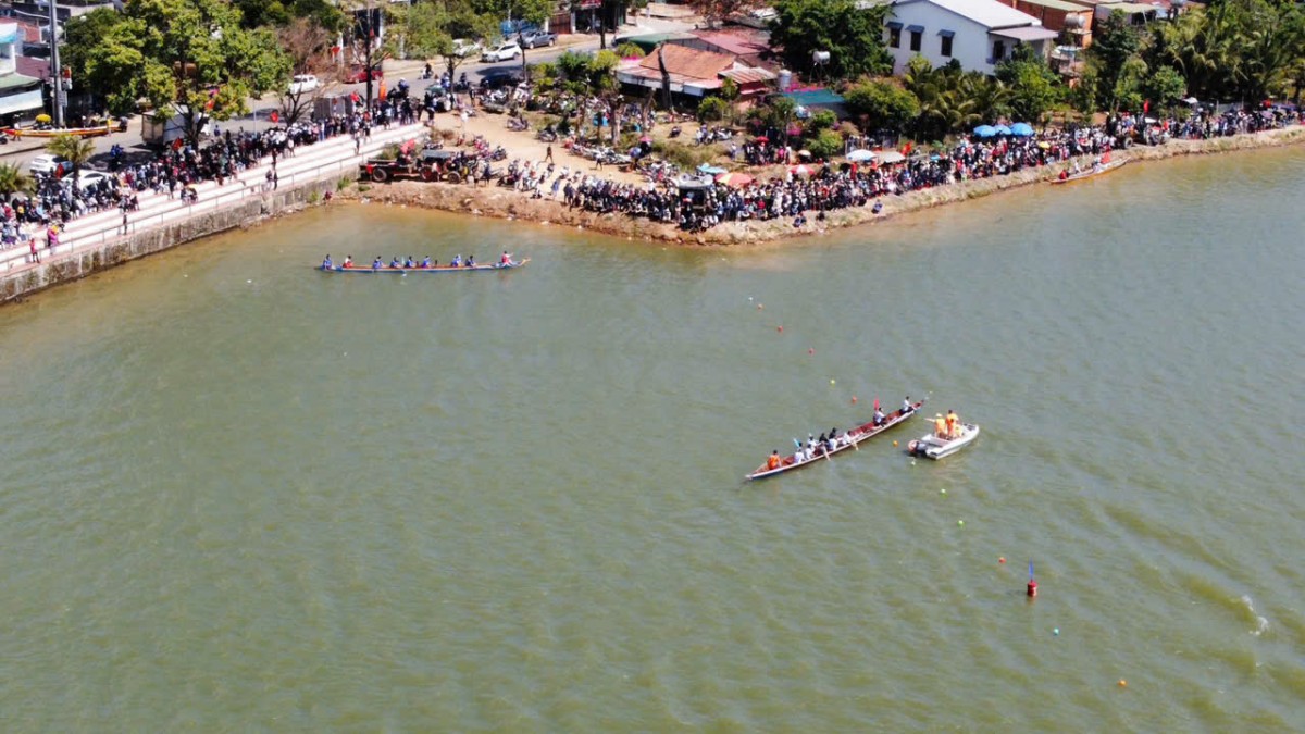 Đắk Lắk: Hấp dẫn giải đua thuyền truyền thống trên hồ sen thị trấn Buôn Trấp năm 2025