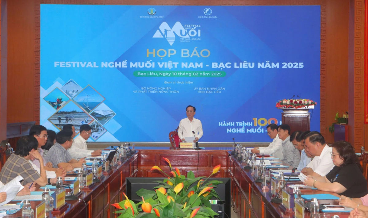 Chủ tịch UBND tỉnh Bạc Liệu Phạm Văn Thiều trao đổi tại họp báo.
