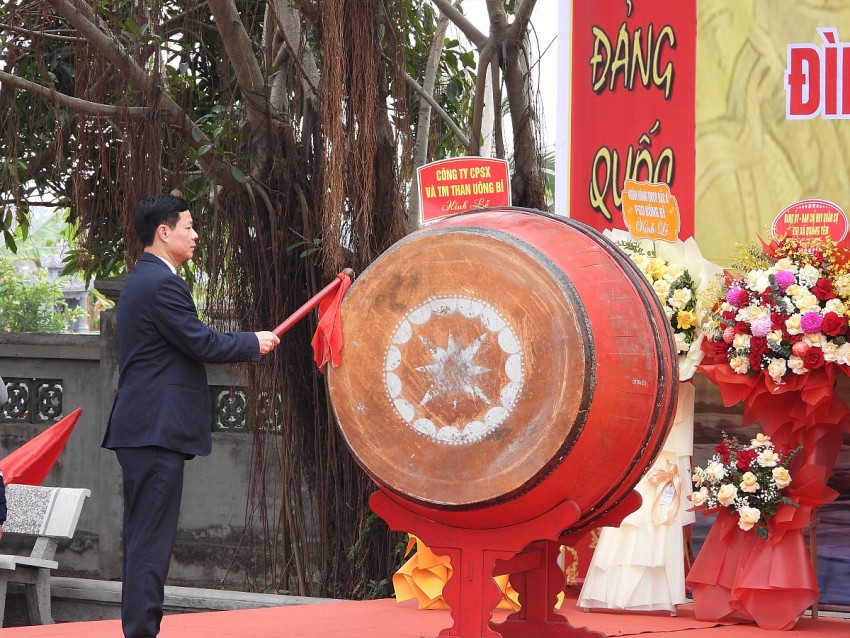 ông Phạm Tuấn Đạt, Phó Bí thư Thành ủy, Chủ tịch UBND TP Uông Bí đã gióng trống khai hội Đình Đền Công năm 2025