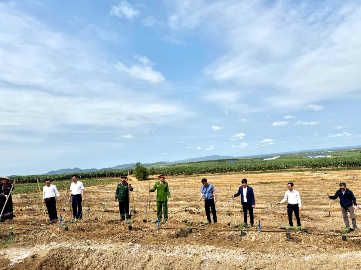 Bí thư Tỉnh ủy Đắk Lắk thăm, tặng quà công nhân có hoàn cảnh khó khăn tại huyện Krông Pắc