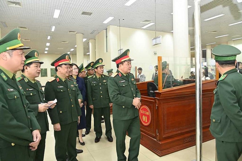 hượng tướng Hoàng Xuân Chiến kiểm tra quy trình làm thủ tục xuất, nhập cảnh tại cửa khẩu quốc tế Móng Cái.