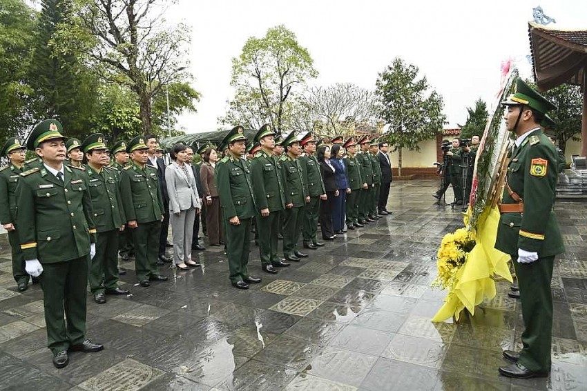 Đoàn công tác dâng hương, dâng hoa tri ân các Anh hùng Liệt sĩ Pò Hèn.