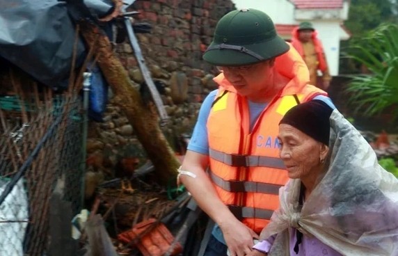 “Nhiễu điều phủ lấy giá gương” và “lá lành đùm lá rách”