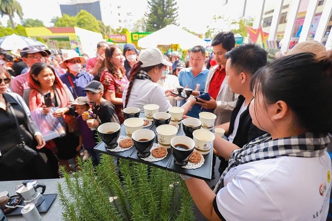 Phục vụ miễn phí khoảng 40.000 ly cà phê cho Nhân dân và du khách tại Lễ hội Cà phê Buôn Ma Thuột