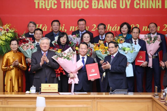 Thủ tướng Phạm Minh Chính trao Quyết định cho Đảng bộ Bộ Nông nghiệp và Môi trường, ngày 24/2.