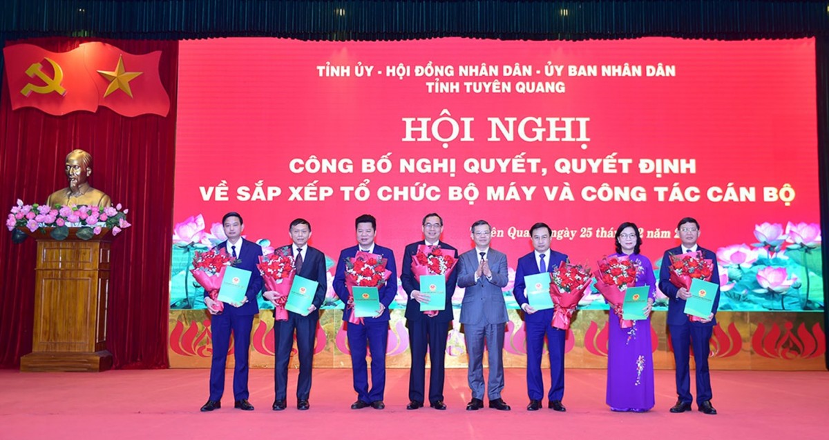 Lãnh đạo tỉnh Tuyên Quang trao quyết định và tặng hoa cho ban lãnh đạo Sở Nông nghiệp và Môi trường.