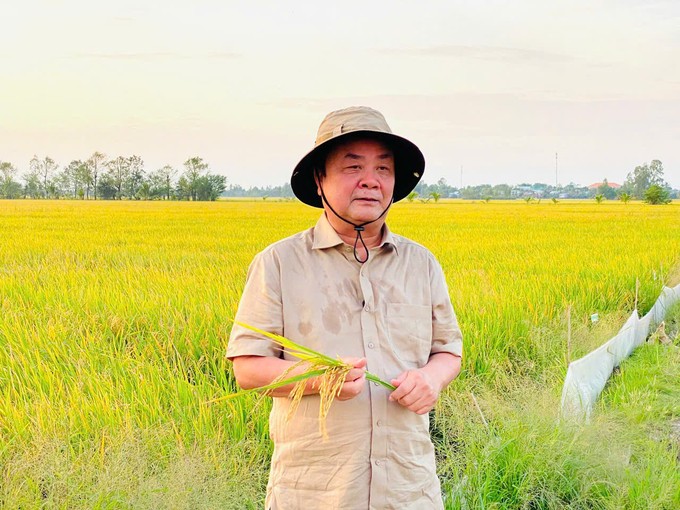 Bộ trưởng Lê Minh Hoan trong một lần về thăm lúa của bà con nông dân ĐBSCL.