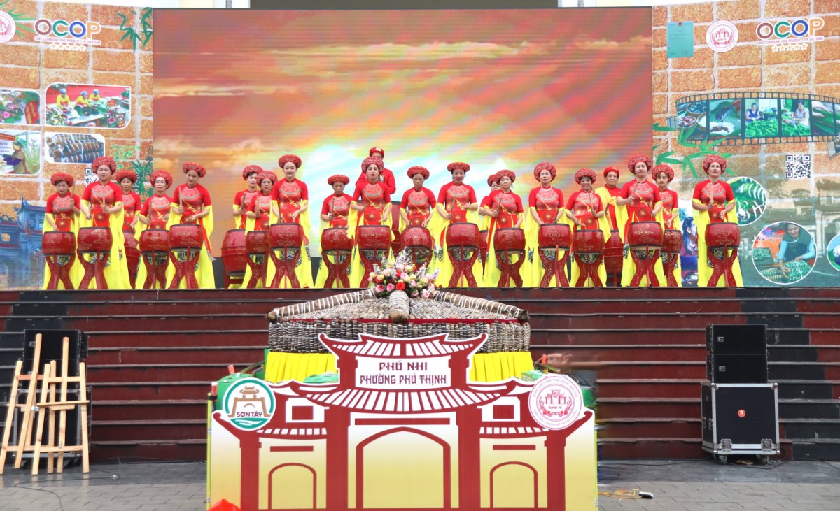 Màn biểu diễn trống hội khai mạc hội thi.