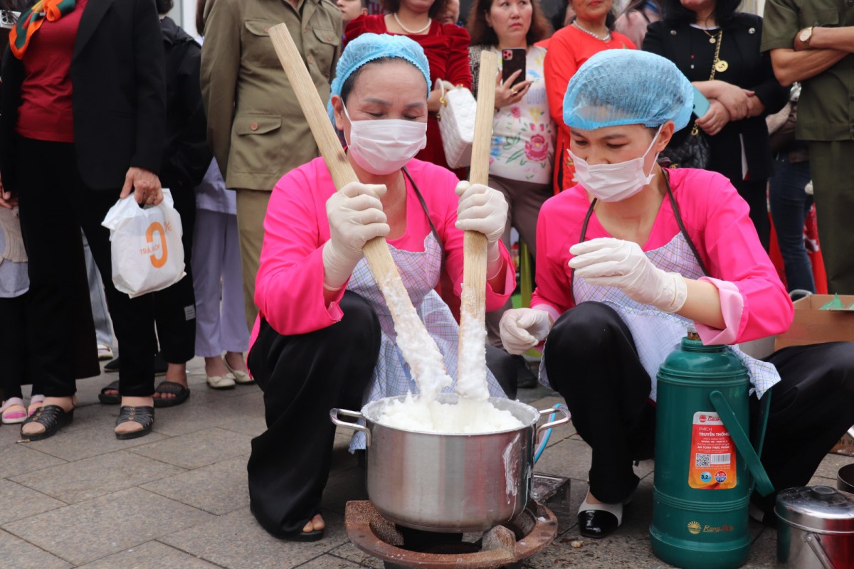 Độc đáo Hội thi bánh tẻ truyền thống làng nghề Phú Nhi