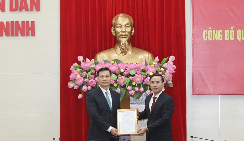 Ông Phạm Đức Ấn, Phó Bí thư Tỉnh ủy, Chủ tịch UBND tỉnh trao quyết định công nhận kết quả bầu và điều động đối với ông Ngô Tất Thắng.