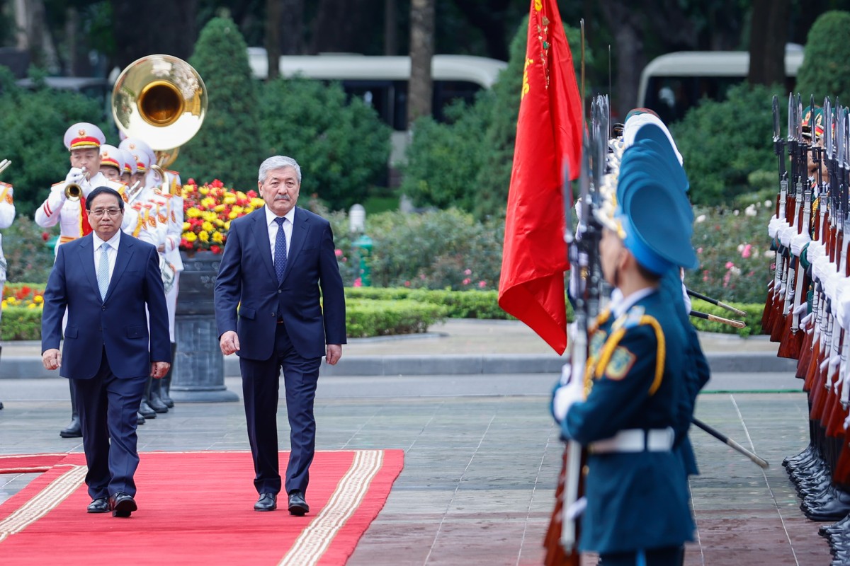 Thủ tướng Phạm Minh Chính mời Thủ tướng Adylbek Kasimalyev duyệt Đội Danh dự Quân đội nhân dân Việt Nam. Ảnh: Cổng Thông tin điện tử Chính phủ.