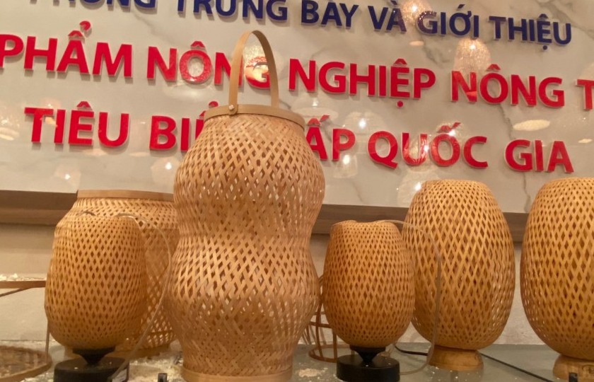 Thắp sáng không gian bằng tinh hoa mây tre đan