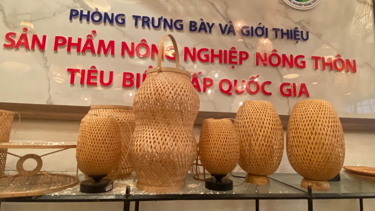 Thắp sáng không gian bằng tinh hoa mây tre đan