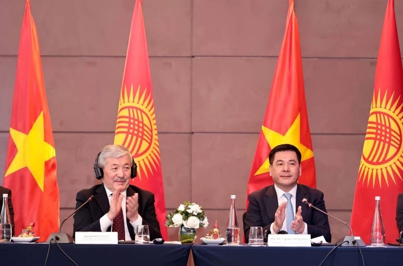 Thủ tướng Kyrgyzstan Adylbek Kasymaliev và Bộ trưởng Nguyễn Hồng Diên đồng chủ trì Diễn đàn.