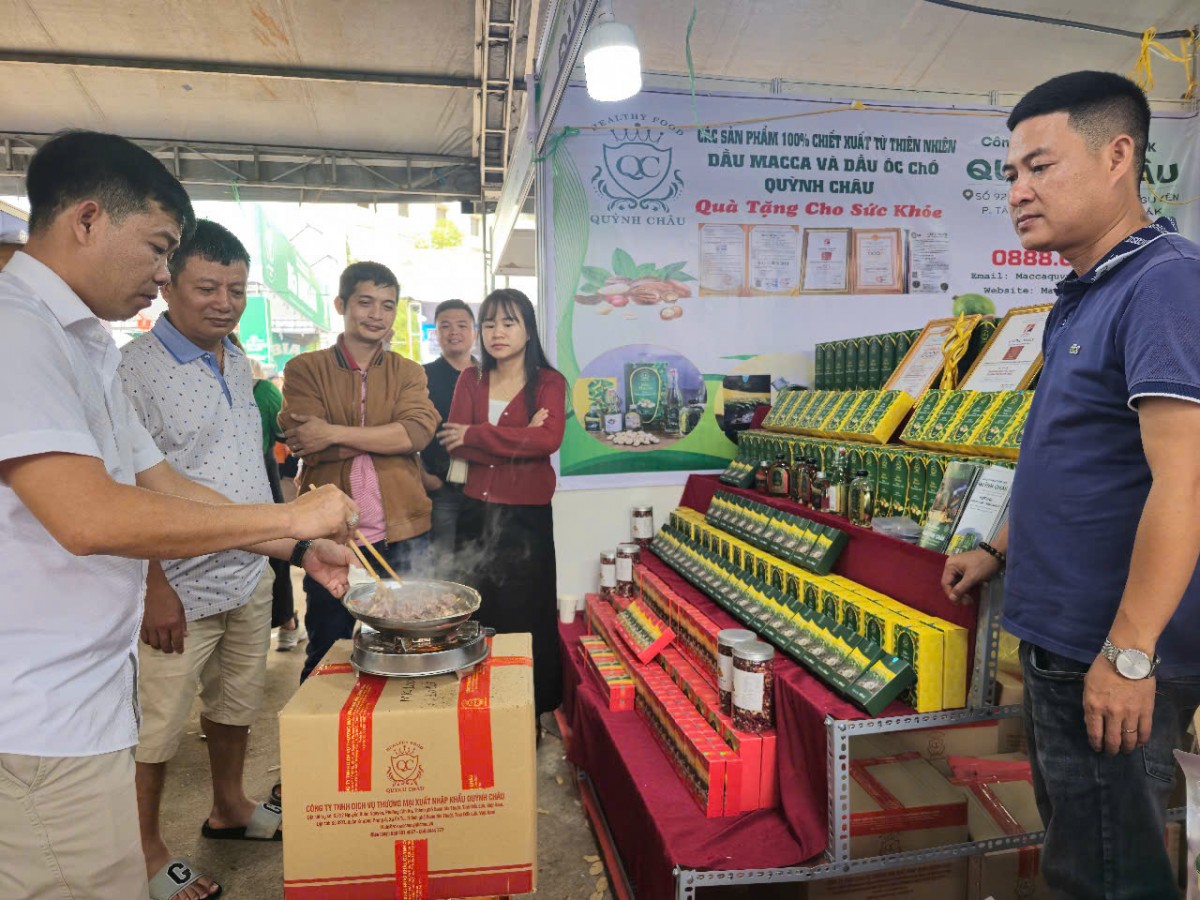 Người dân và du khách hào hứng thưởng thức cà phê miễn phí tại Lễ hội Cà phê Buôn Ma Thuột lần thứ 9 năm 2025