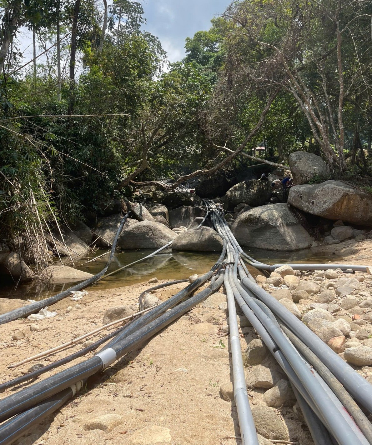 Huyện Đam Rông giải tỏa, tháo dỡ toàn bộ đường ống trái phép trên đập nước sinh hoạt để nuôi cá Tầm