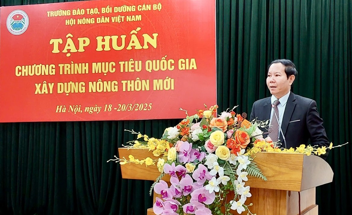 TS. Nguyễn Khắc Toàn – Hiệu trưởng Trường Đào tạo cán bộ Hội Hội Nông dân Việt Nam phát biểu ý kiến.