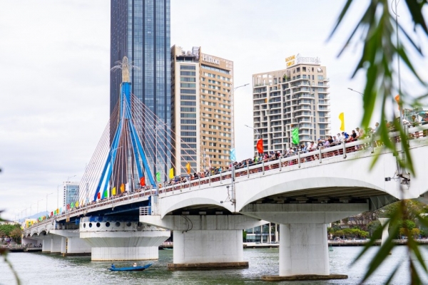 Gần 500 vận động viên đua thuyền tranh tài trên sông Hàn