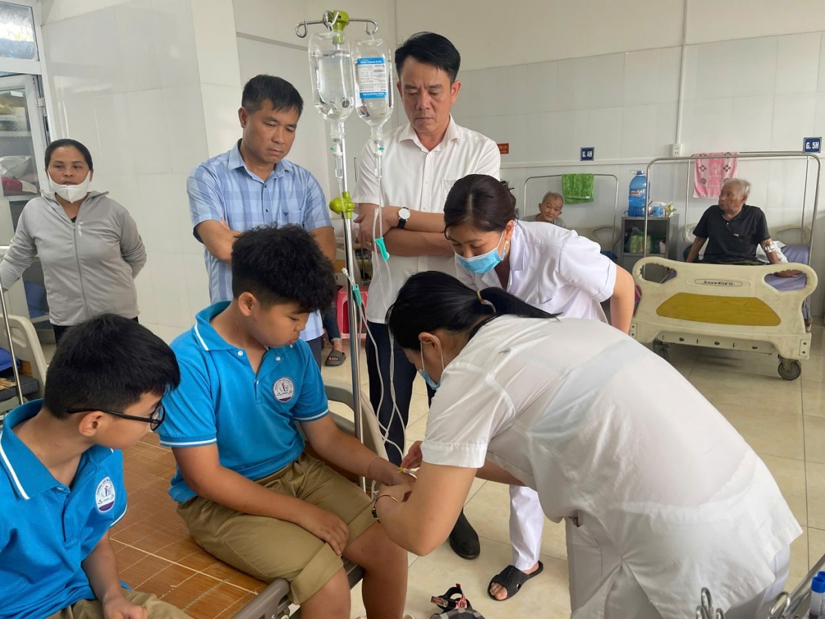 Cao Bằng: 27 học sinh nhập viện trong tình trạng đau bụng, buồn nôn, nổi mề đay