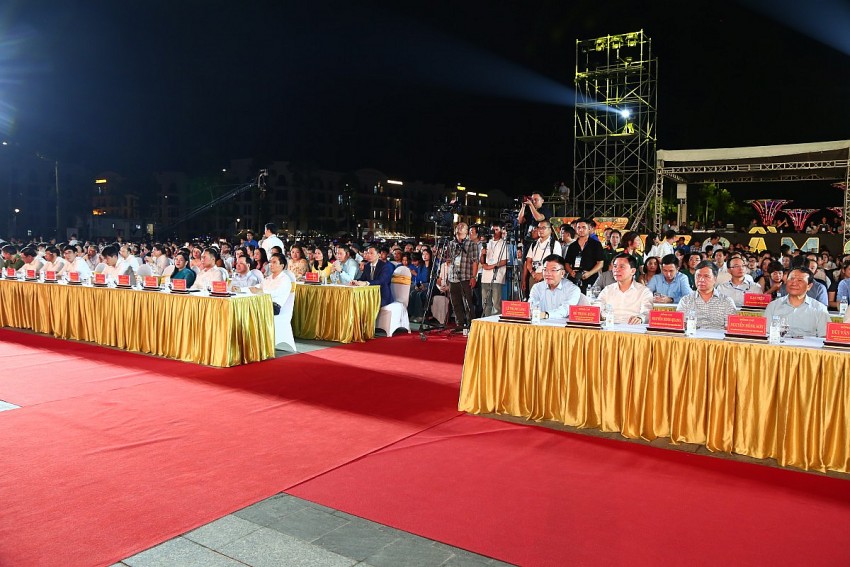 Lãnh đạo trung ương và địa phương dự đêm khai mạc du lịch biển Sầm Sơn năm 2025.