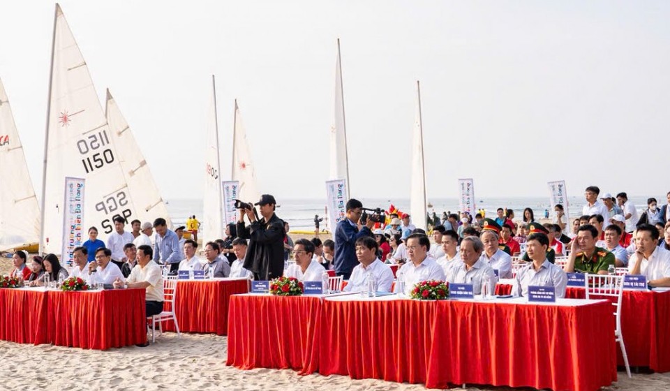 “Vũ điệu sóng xanh” khởi động mùa du lịch biển Đà Nẵng 2025