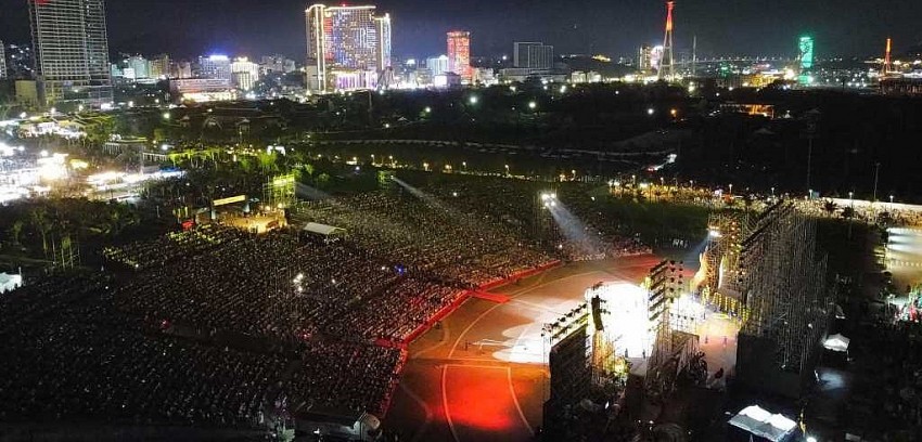 Carnaval Hạ Long thu hút hàng vạn người dân, du khách mở màn