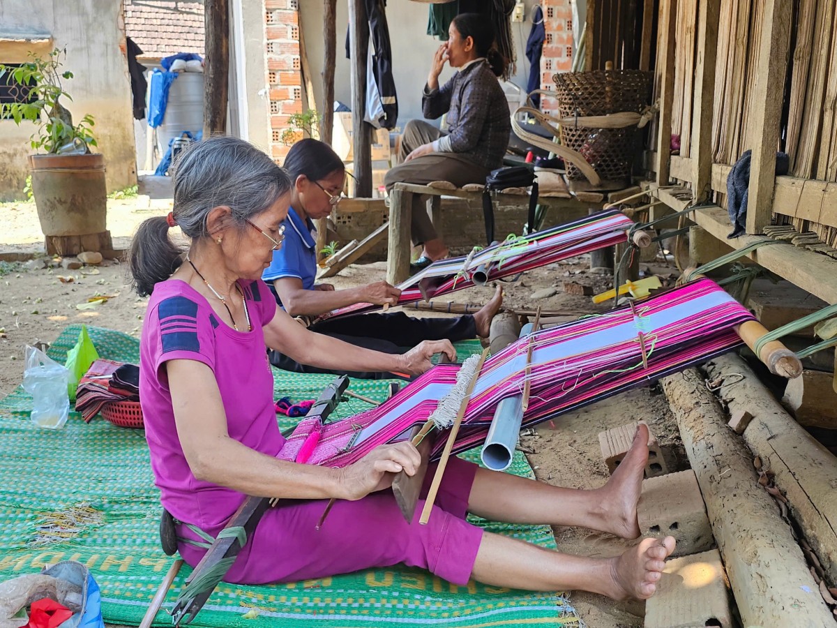 Lập đề án bảo tồn và phát triển làng nghề dệt thổ cẩm truyền thống của đồng bào Ba Na