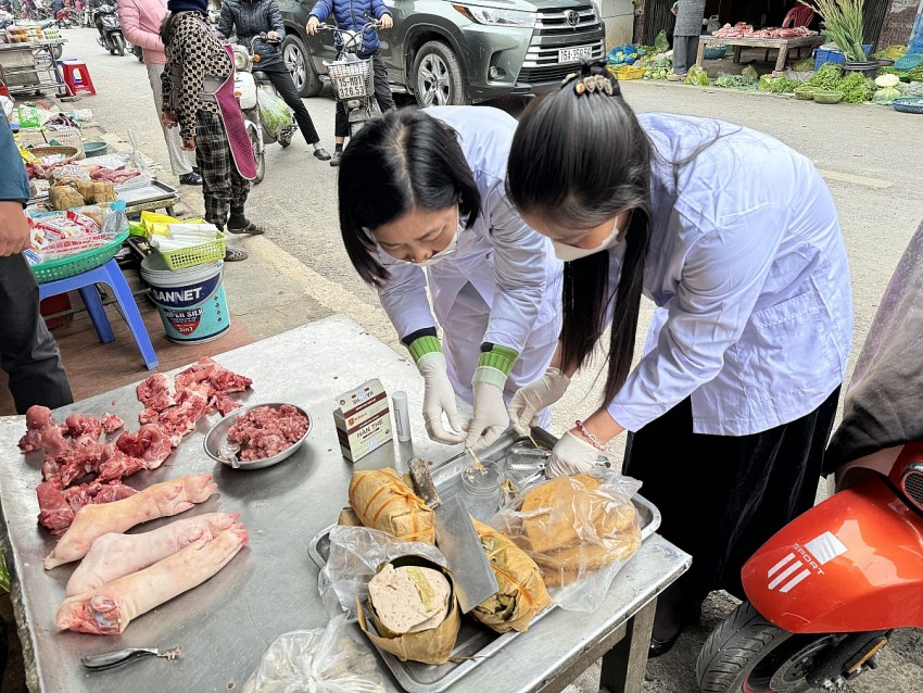 Đoàn liên ngành kiểm tra công tác bảo đảm an toàn vệ sinh thực phẩm trên phố Trần Nhật Duật.