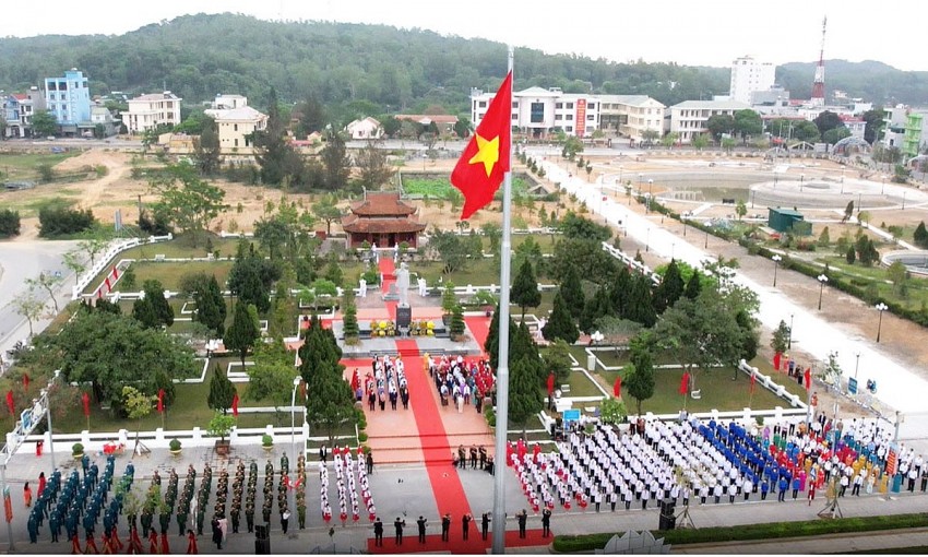 Lễ Thượng cờ Tổ quốc tại Cột cờ trên đảo Cô Tô.