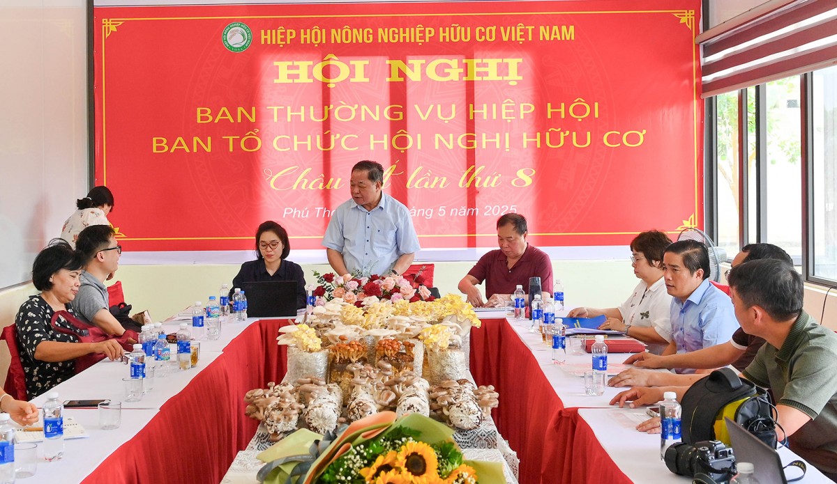 TSKH. Hà Phúc Mịch - Chủ tịch Hiệp hội Nông nghiệp hữu cơ Việt Nam (giữa) chủ trì Hội nghị.