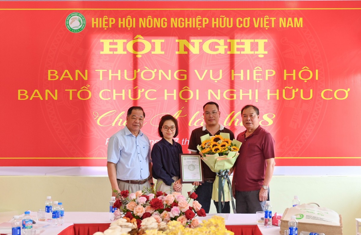 TSKH. Hà Phúc Mịch (thứ 2 bên trái) - Chủ tịch Hiệp hội Nông nghiệp hữu cơ Việt Nam trao quyết định công nhận hội viên cho Công ty Cổ phần Nấm Tốt Nameco.