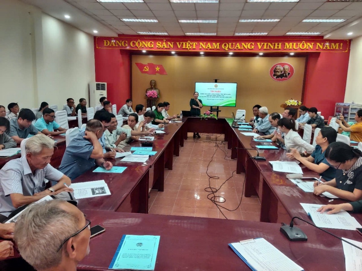 Tập huấn phong trào Nông dân SXKD giỏi cho nông dân Kiên Lương (Ảnh: HND)
