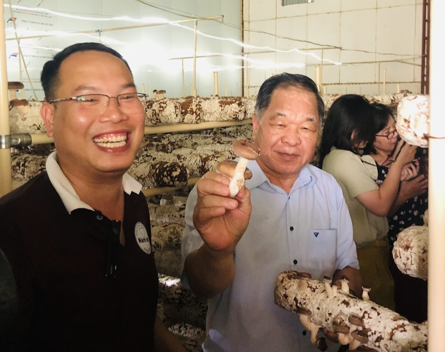 TSKH. Hà Phúc Mịch – Chủ tịch Hiệp hội Nông nghiệp hữu cơ Việt Nam (phải) với sản phẩm nấm của Nấm Tốt Nameco. Ảnh: Duy Khánh